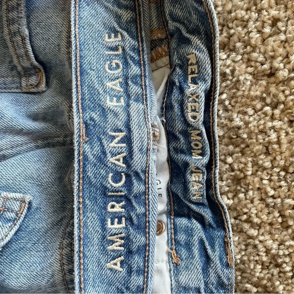 American Eagle Relaxed Mom Jeans Women’s 6 Long Blue Light Wash Tapered Ripped - Picture 11 of 16